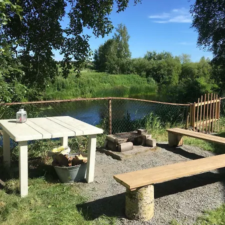 Tomujoen Kylaetalo 公寓 *